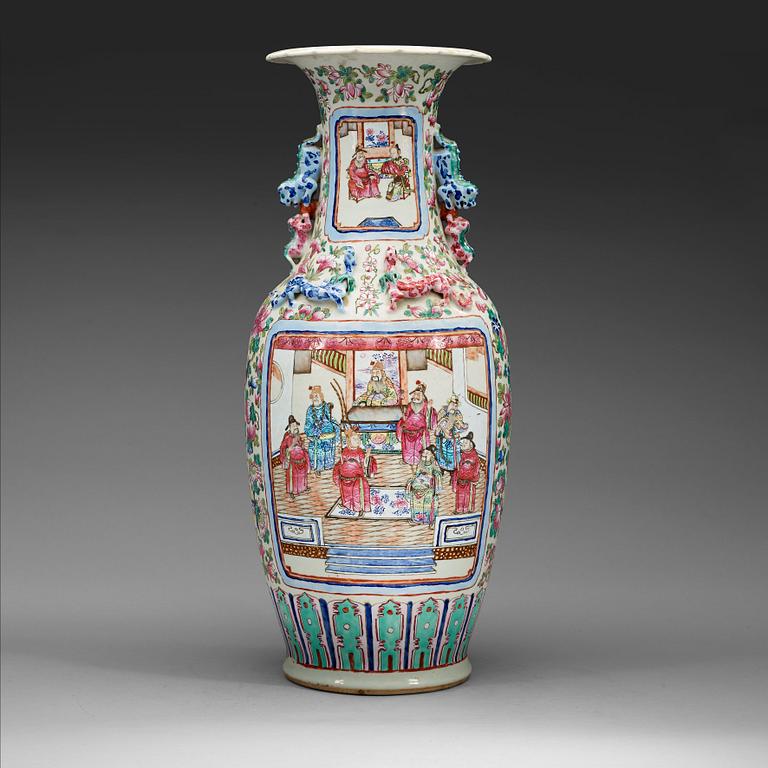 A large ground famille rose vase, late Qing dynasty (1662-1912).