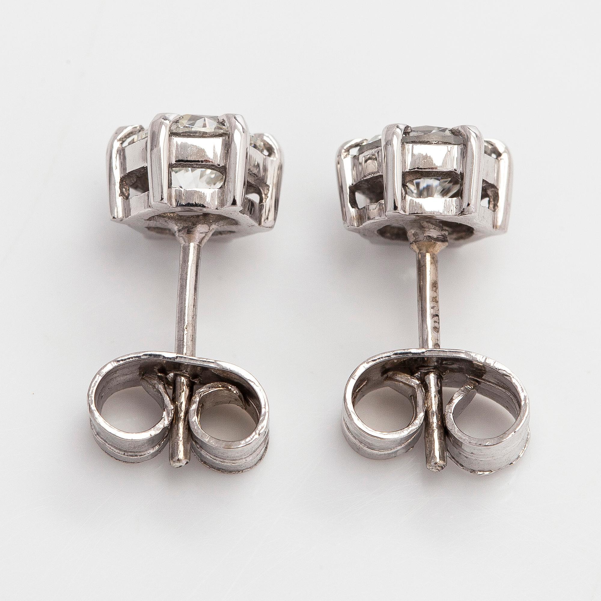 Örhängen, 14K vitguld med briljantslipade diamanter. Medföljande HRD sertifikat.