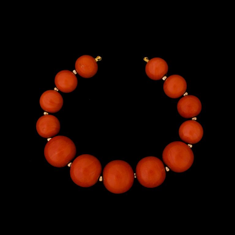 GARNITYR/COLLIER, korall. 1900-talets första hälft.