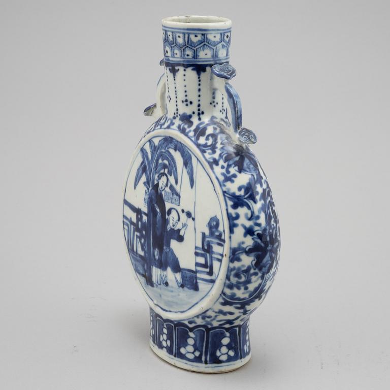 A Chinese blue and white moon flask, Qing dynasty, 19th century.