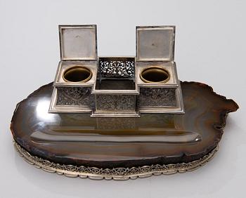 An agate and silver (800) ink-stand by Fratelli Broggi, Milan, Italy 1934-1944.