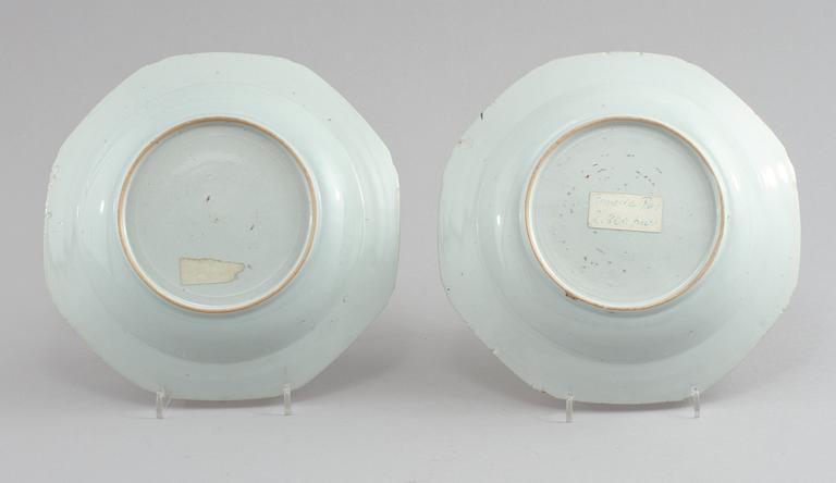 TALLRIKAR, 2 st, porslin, Kina, 1700-tal.