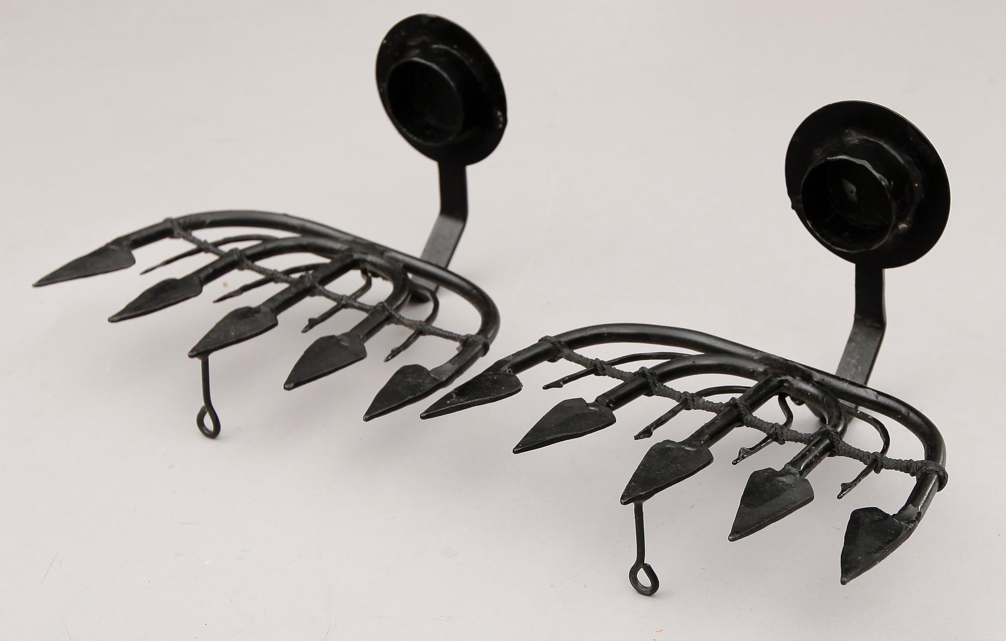 TAKKRONA OCH LAMPETTER 1 PAR, smide, av juster, 1800-/1900-tal. Takkronans diameter 55 cm.