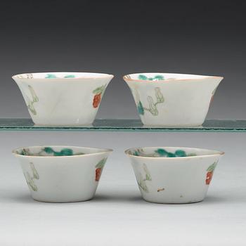 KOPPAR, fyra stycken, porslin. Qingdynastin, omkring 1900 med Guangxus märke.