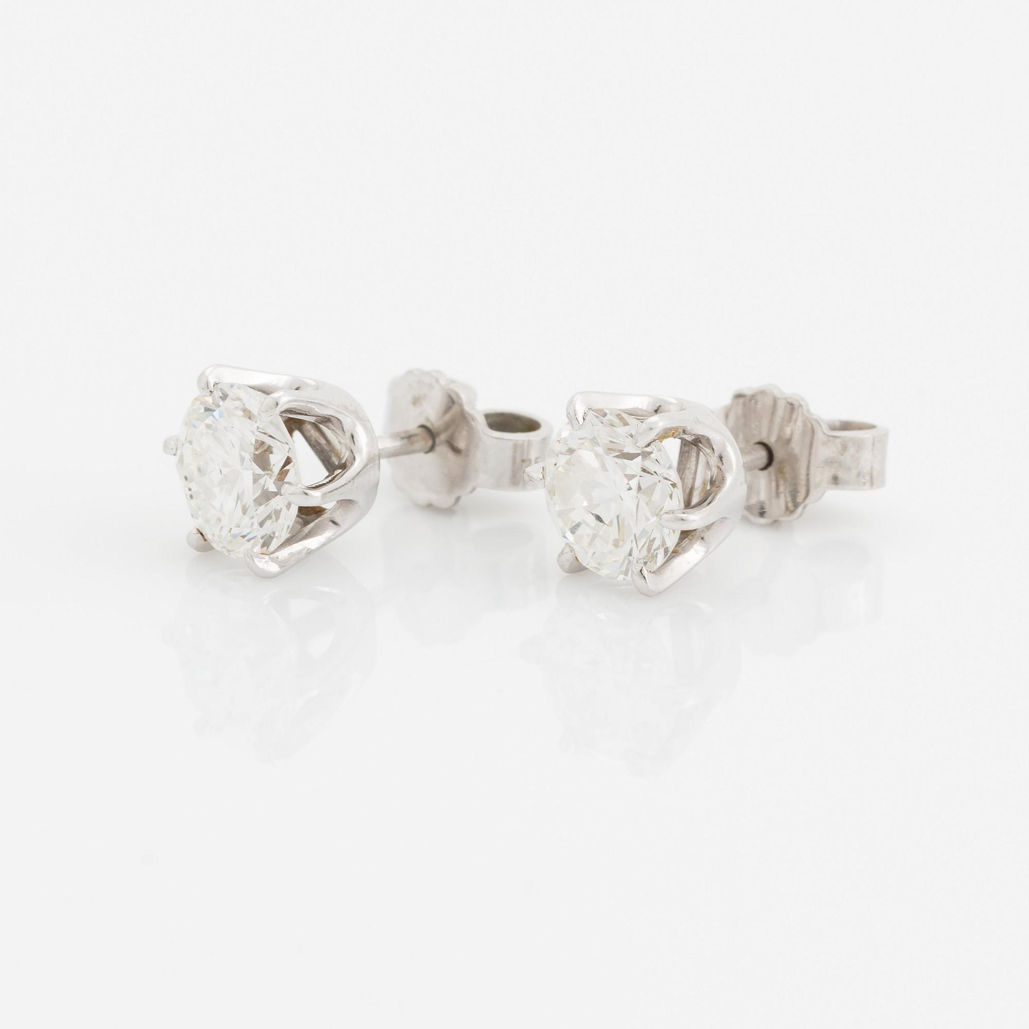 A pair of 18K white gold earrings set with round brilliant-cut diamonds with a total weight of ca 2.00 cts.