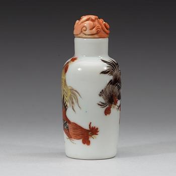 A porcelain snuff bottle, Qing dynasty, Guangxu six-character red mark and of the period (1875-1908).