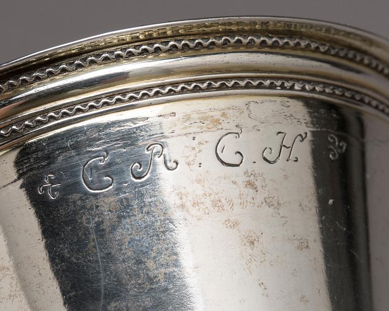 BÄGARE, silver, minnesmynt i botten. Otydliga stämplar. 1700-tal. Vikt ca 312 g.