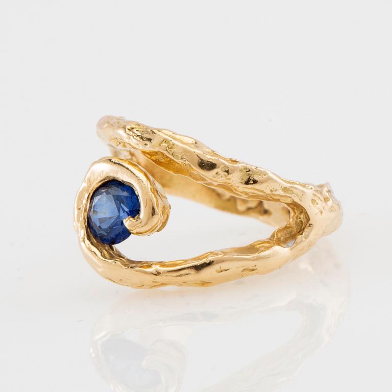 Nadia Shelbaya, Ring "L´oeil D´horus" 18K gold with a faceted sapphire.
