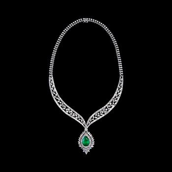 83. COLLIER, 460 navette, baguette, briljant och droppslipade diamanter ca 18.00 ct. Droppslipad smaragd ca 7.50 ct.