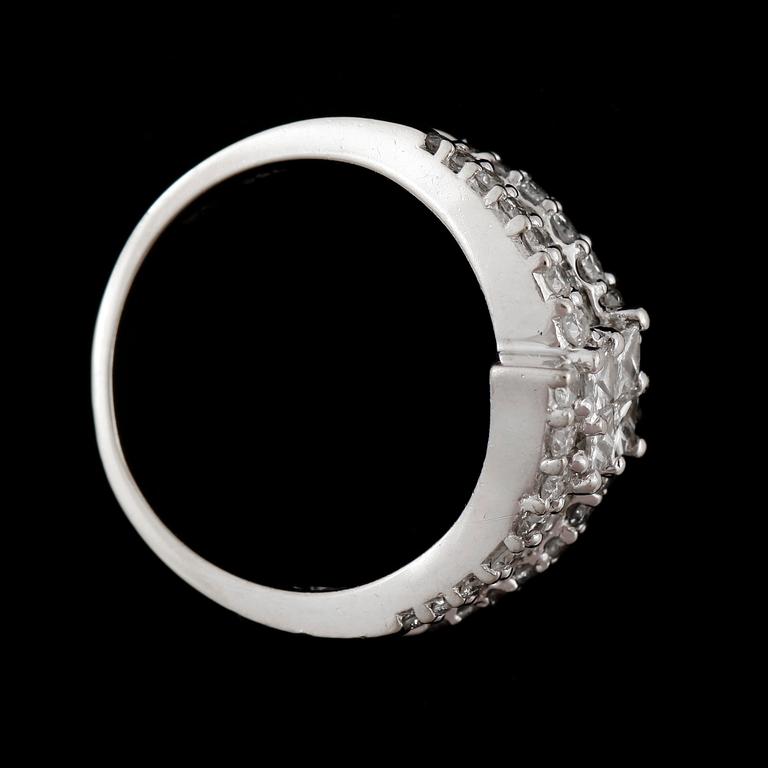 RING, 18k vitguld med briljant- och baguettslipade diamanter tot ca1,50ct. 2000-tal. Vikt 6g.