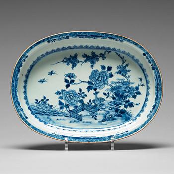 925. A blue and white serving dish, Qing dynasty, Qianlong (1736-95).