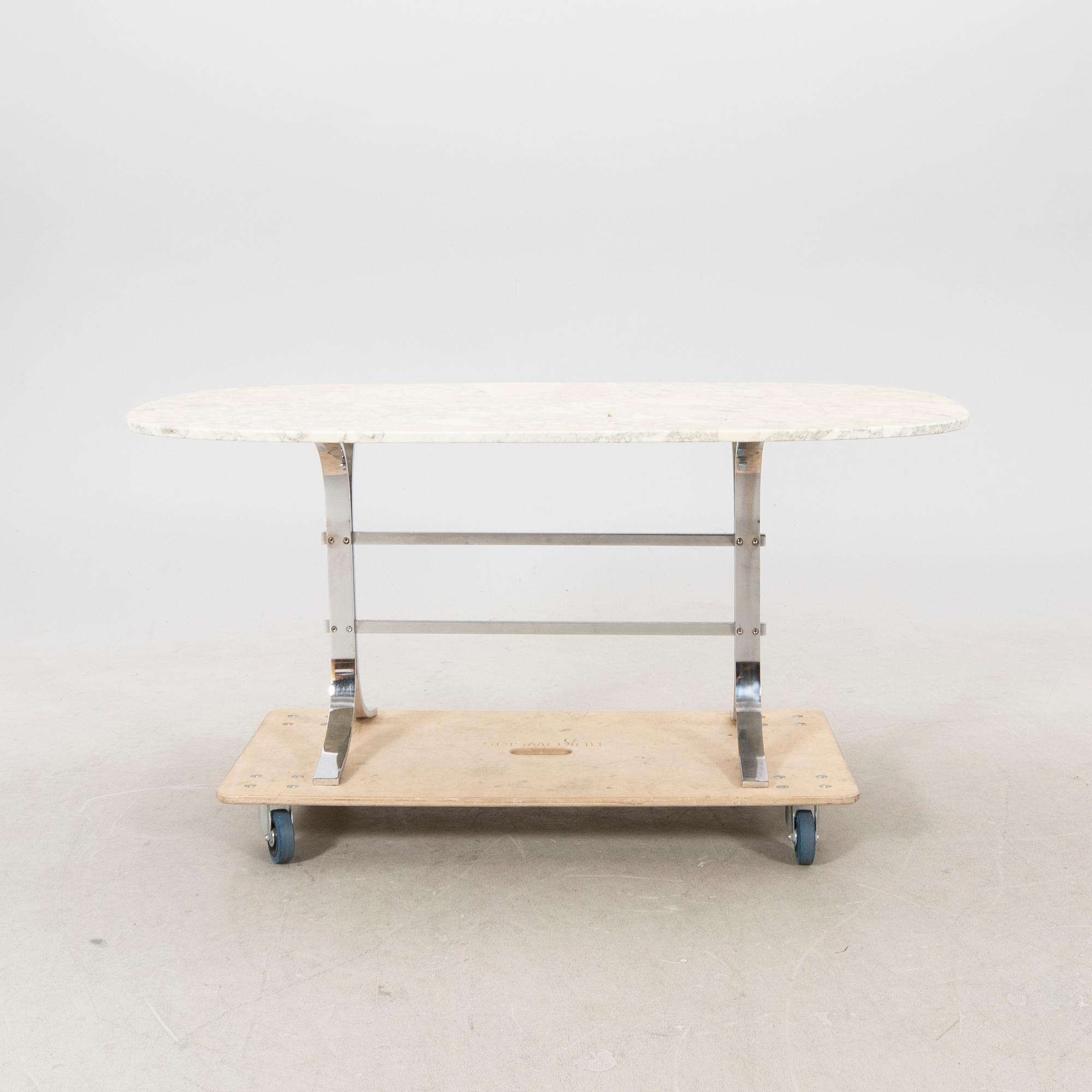 A 1970/80s marble dining table.