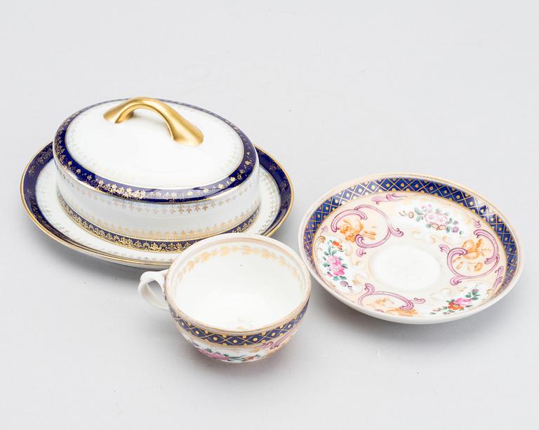 A SET OF TWO RUSSIAN PORCELAIN ITEMS COMTE  HARRACH AND POPOF S:T PETERSBURG.