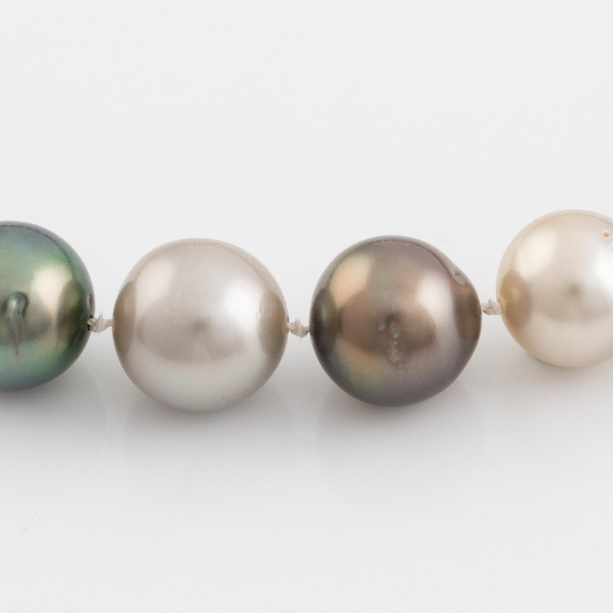 Cultured Tahiti- and South sea pearl necklace, clasp 18K gold.