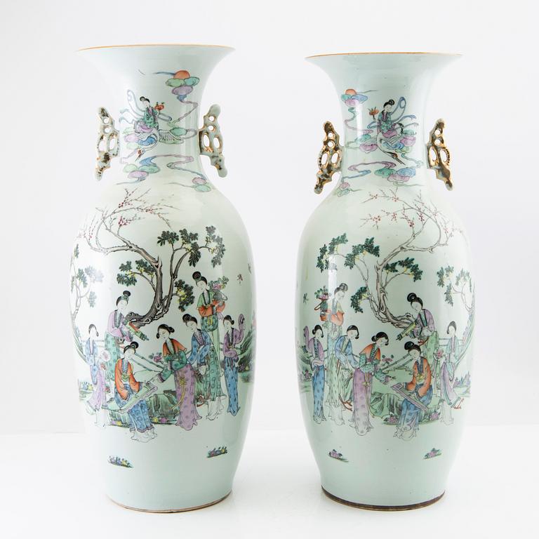 A pair of Chinese vases decorated with elegant ladies of the court, 20th century.