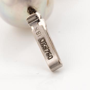 Two pearl necklaces with cultured freshwater pearls, two 18K white gold clasps set with small diamonds.
