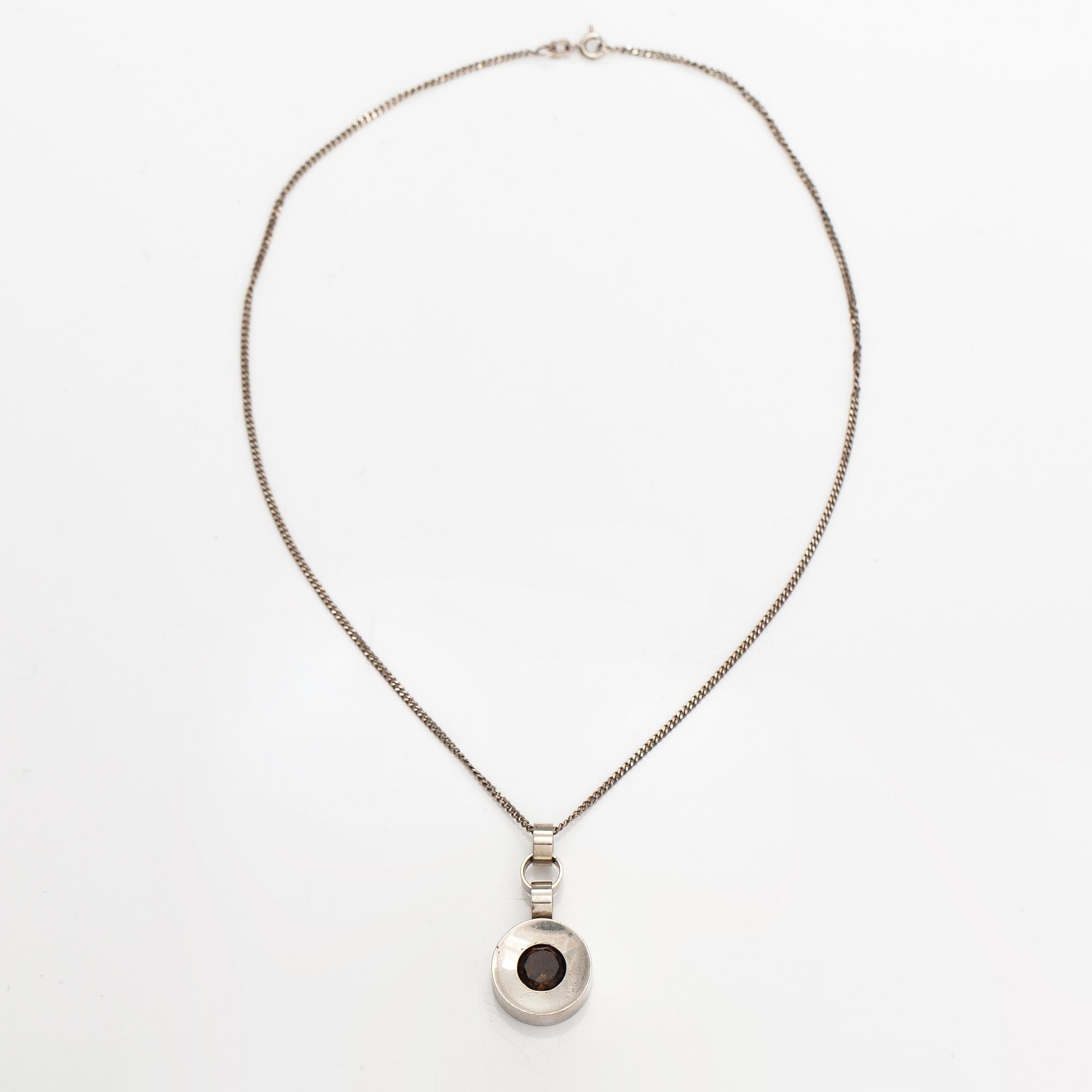 Elis Kauppi, Kaulakoru, hopeaa ja savukvartsi. Kupittaan kulta, Turku 1965.