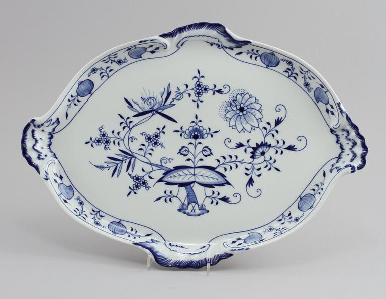 UPPLÄGGNINGSFAT, porslin, "Lökmönstret", Meissen, 1900-talets andra hälft.