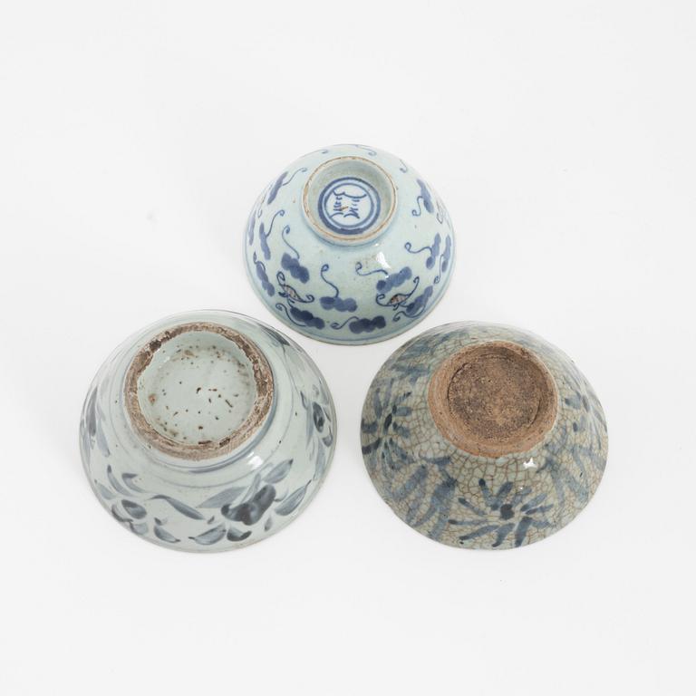 A Chinese blue and white box with cover, Ming dynasty, 17th century and three bowls, Southeast Asia, 19th/20th century.