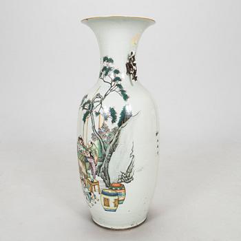 A porcelain floor vase, China around 1900.