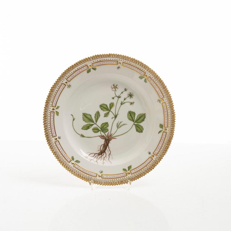 A set of five Royal Copenhagen 'Flora Danica' dinner plates, Denmark, 20th century.