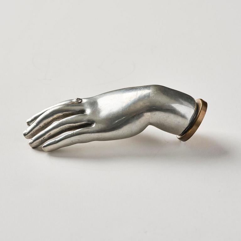 Estrid Ericson, skulptur/ brevpress,  en hand, tenn och mässing, Firma Svenskt Tenn, Stockholm 1900-talets mitt.