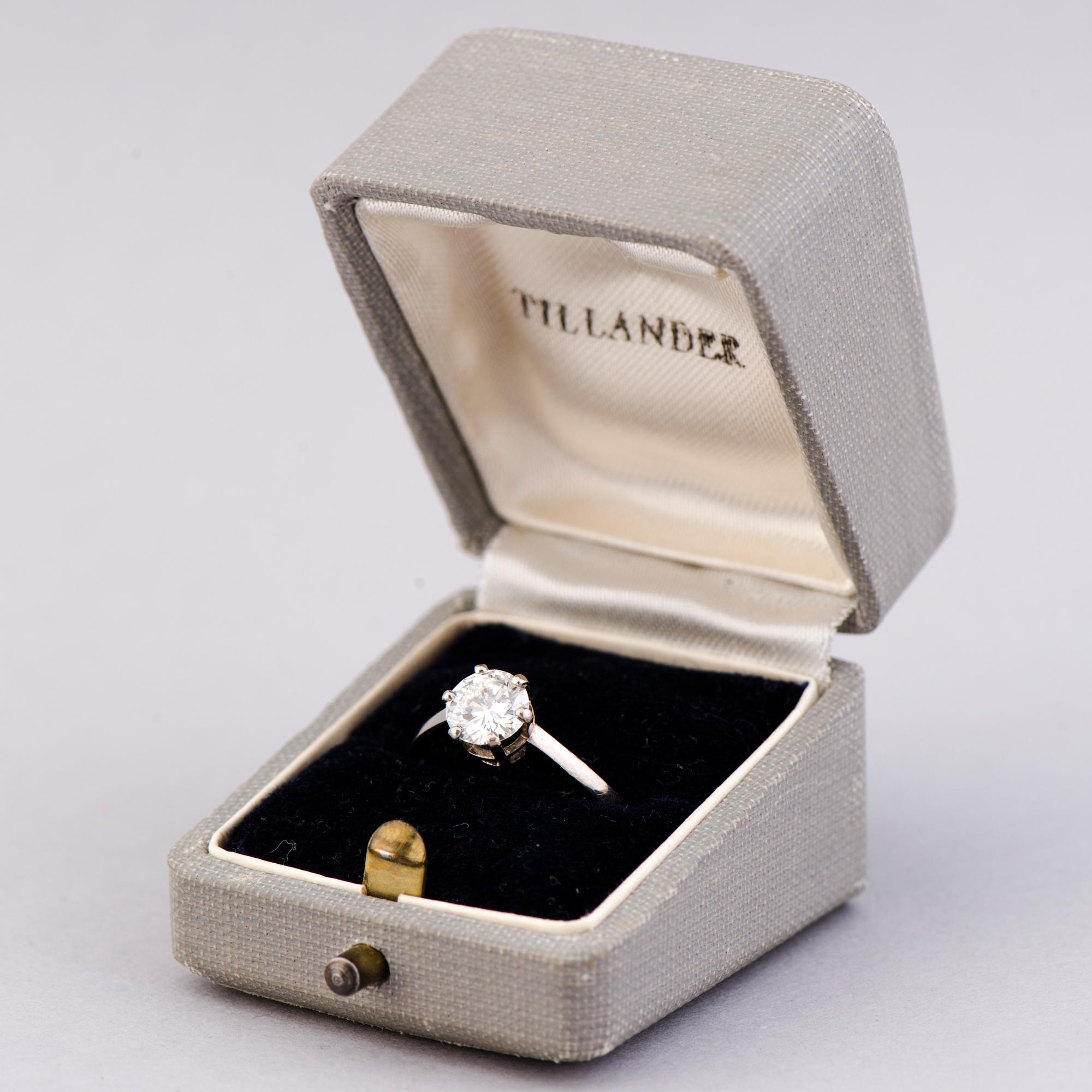 RING, briljantslipad diamant, 18K vitguld. A. Tillander 1973.