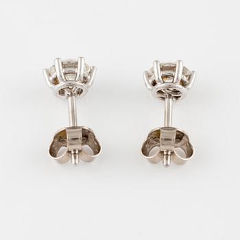 Ett par örhängen 18K vitguld med runda briljantslipade diamanter.