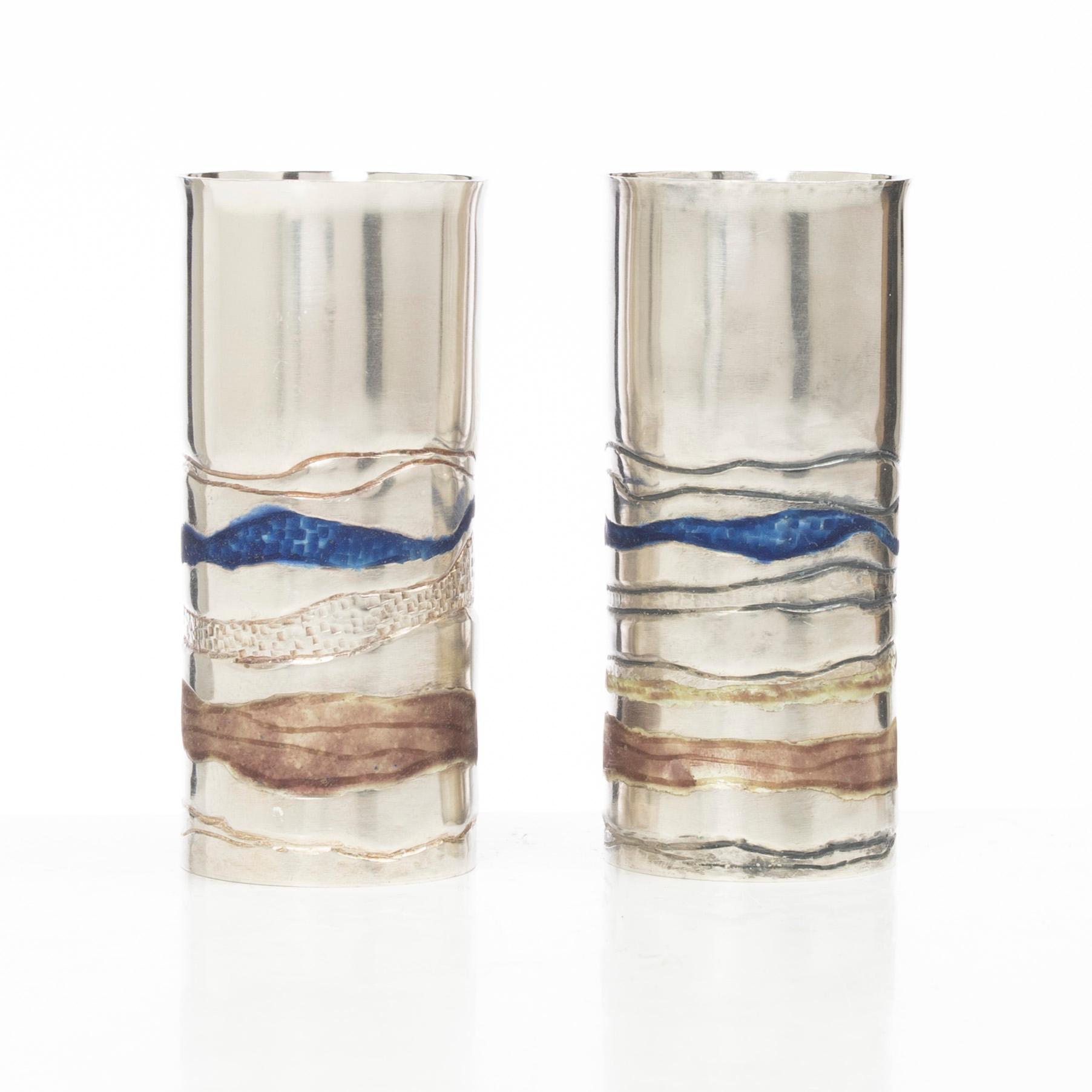 Lars Arby, bägare/vaser, ett par, sterlingsilver och emalj, Göteborg, 1982.