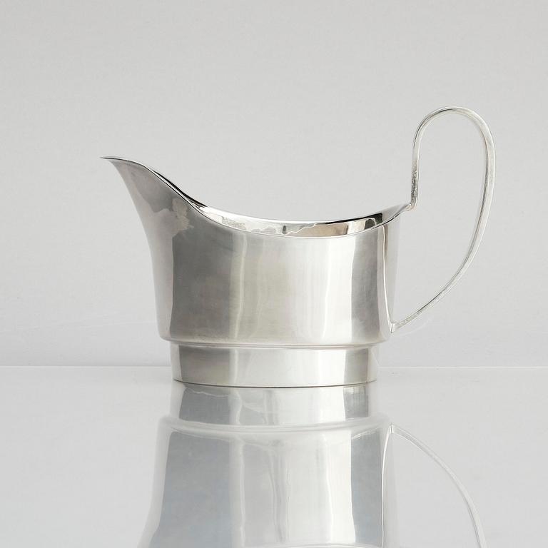 Claës E. Giertta, a silver sauce bowl with a dish, mark of Claës Giertta, Stockholm 1963.