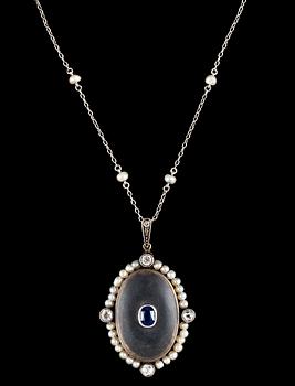 982. HÄNGSMYCKE, frostad bergkristall med blå safir, orientaliska pärlor och gammalslipade diamanter. Sekelskifte 1900.