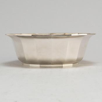 A sterling silver bowl by Wiwen Nilsson, Lund 1972.