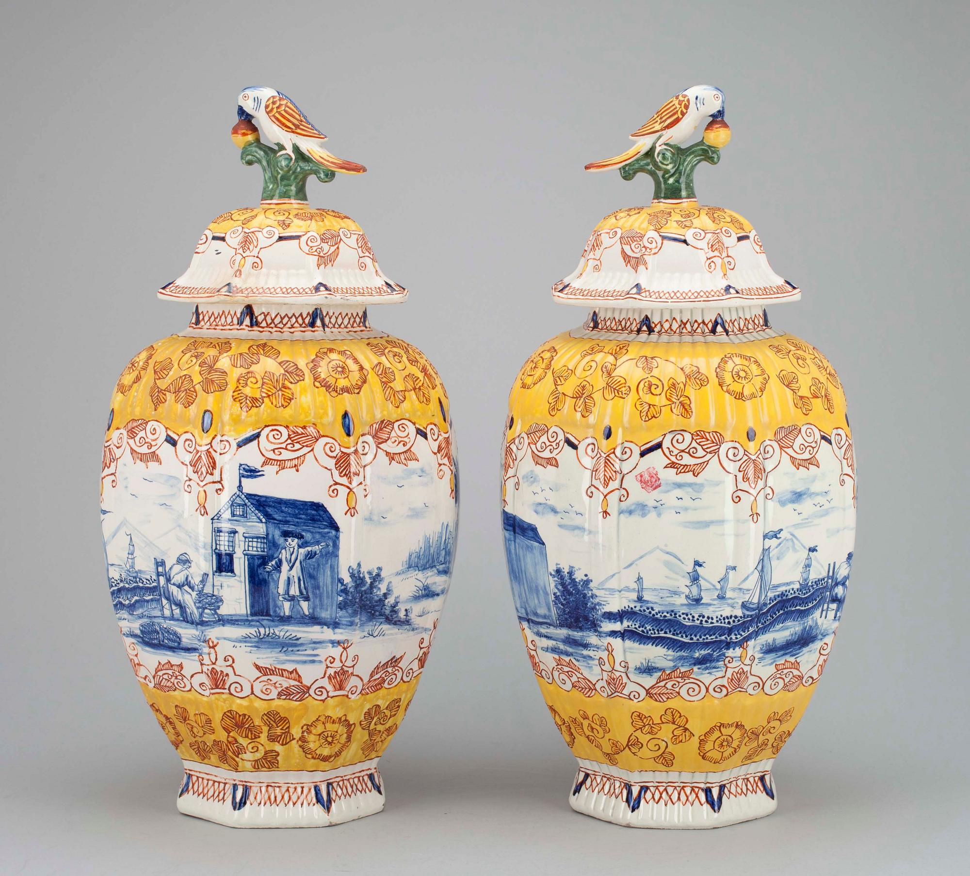 URNOR MED LOCK, ett par, fajans, Delft, Holland, 1800/1900-tal.