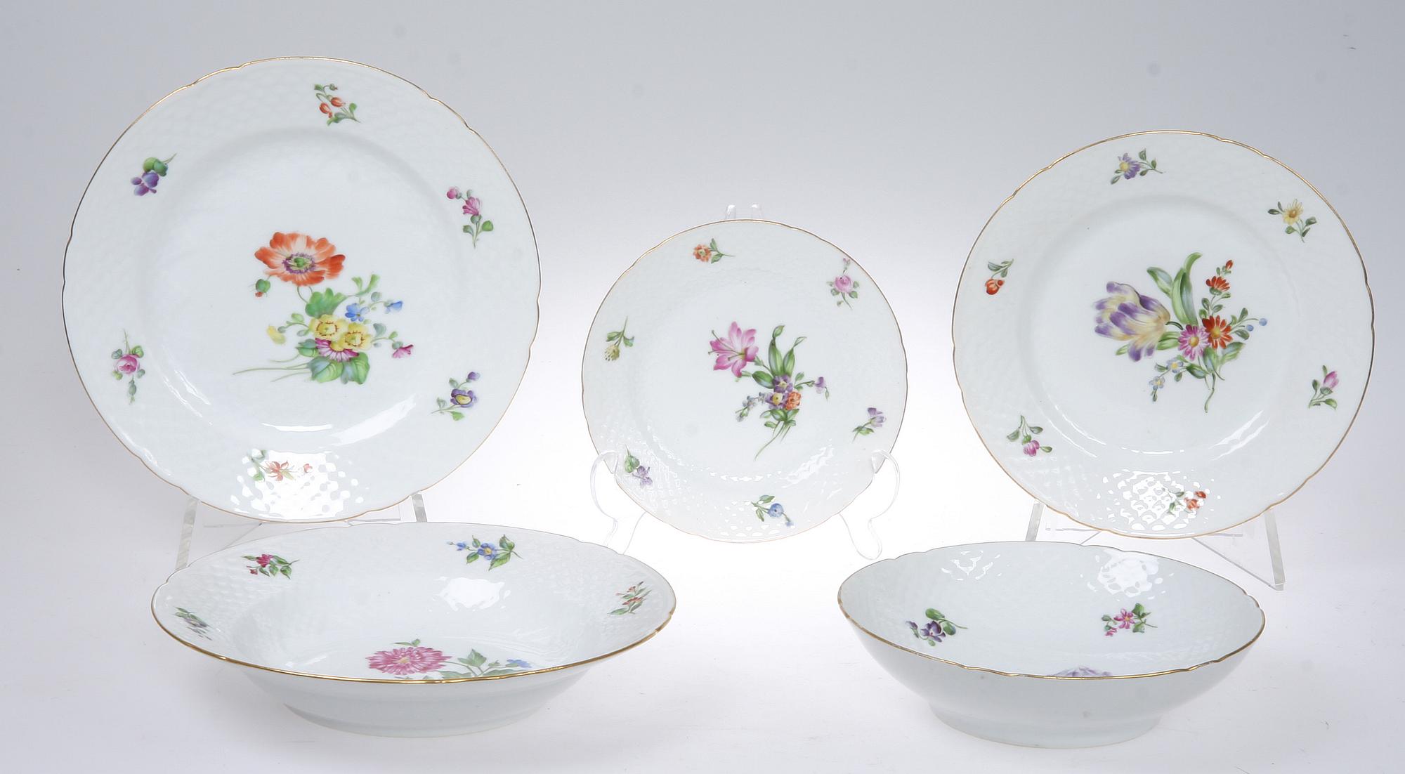 MATSERVIS, 100 delar, porslin, "Full Saxon Flower", Bing & Gröndahl, 1900-tal.