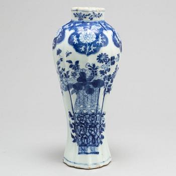 A blue and white vase, Qing dynasty, early 18th century.