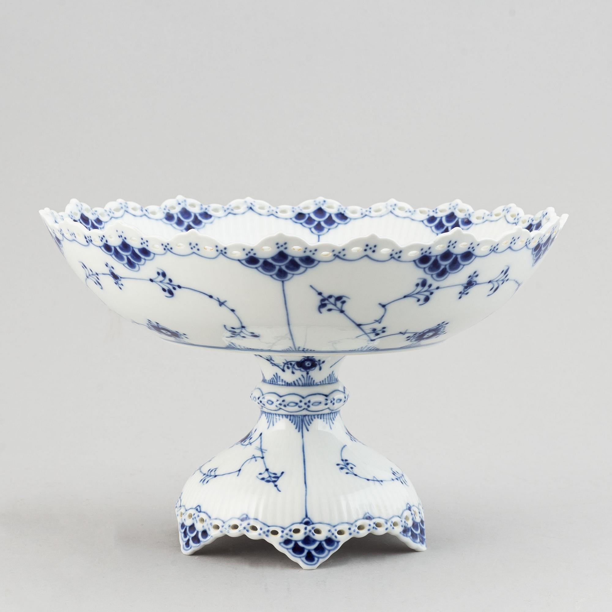 Royal Copenhagen,  a '1022' 'Musselmalet Full Lace' porcelain bowl, Denmark.