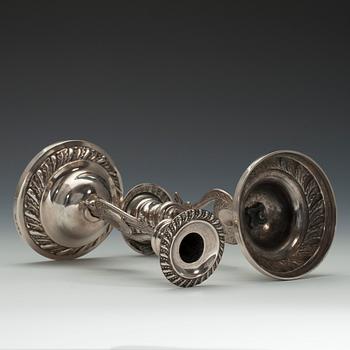 KYNTTILÄNJALKAPARI, hopeaa. O.W. Kjellberg Västerås 1839. Korkeus 16,5 cm, paino 350 g.
