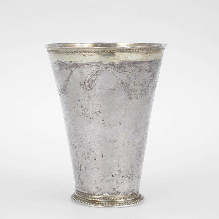 BÄGARE, silver, Johan Grubb, verksam 1725-56(58) i Hudiksvall. Vikt ca 382 gram.