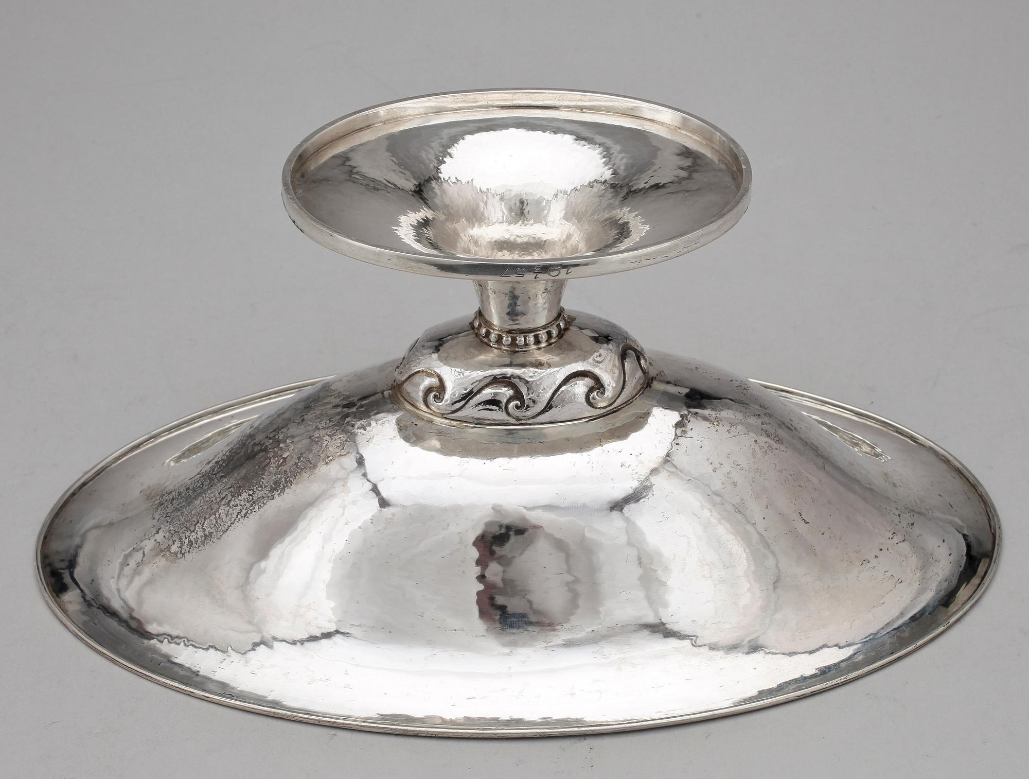 SKÅL PÅ FOT, silver, Bh Edlund, Stockholm, 1925. Vikt ca 478g.