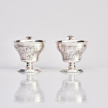 Teodor Werner & Co, ett par tekoppar med fat och skedar, silver, sannolikt Warzawa, 1899-1904.
