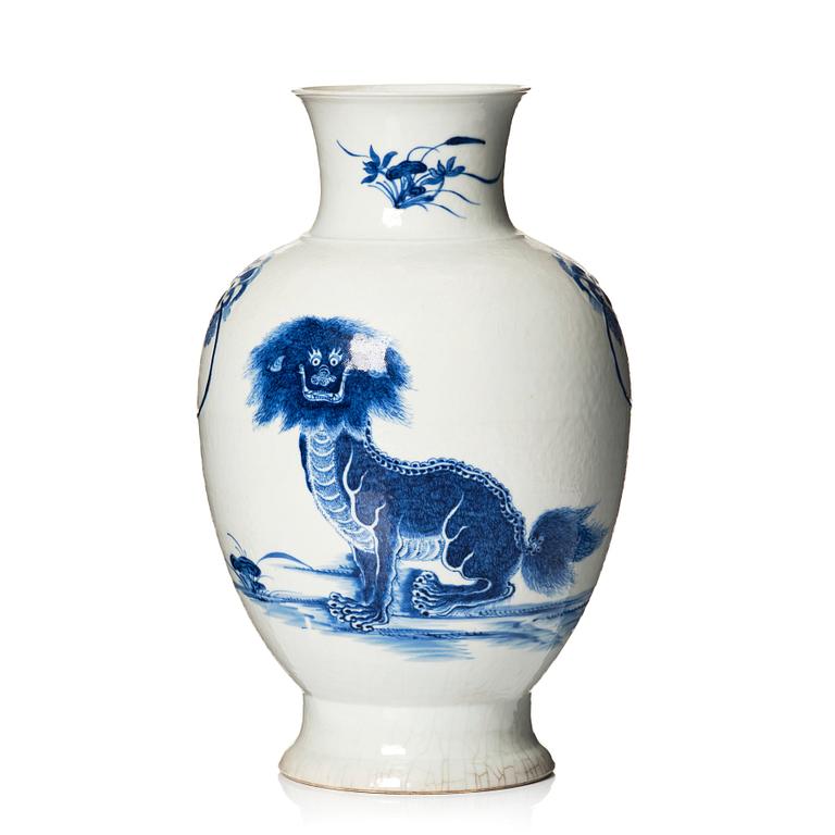 A blue and white bronze shaped vase with mythical creatures, Qing dynasty, 19th Century.