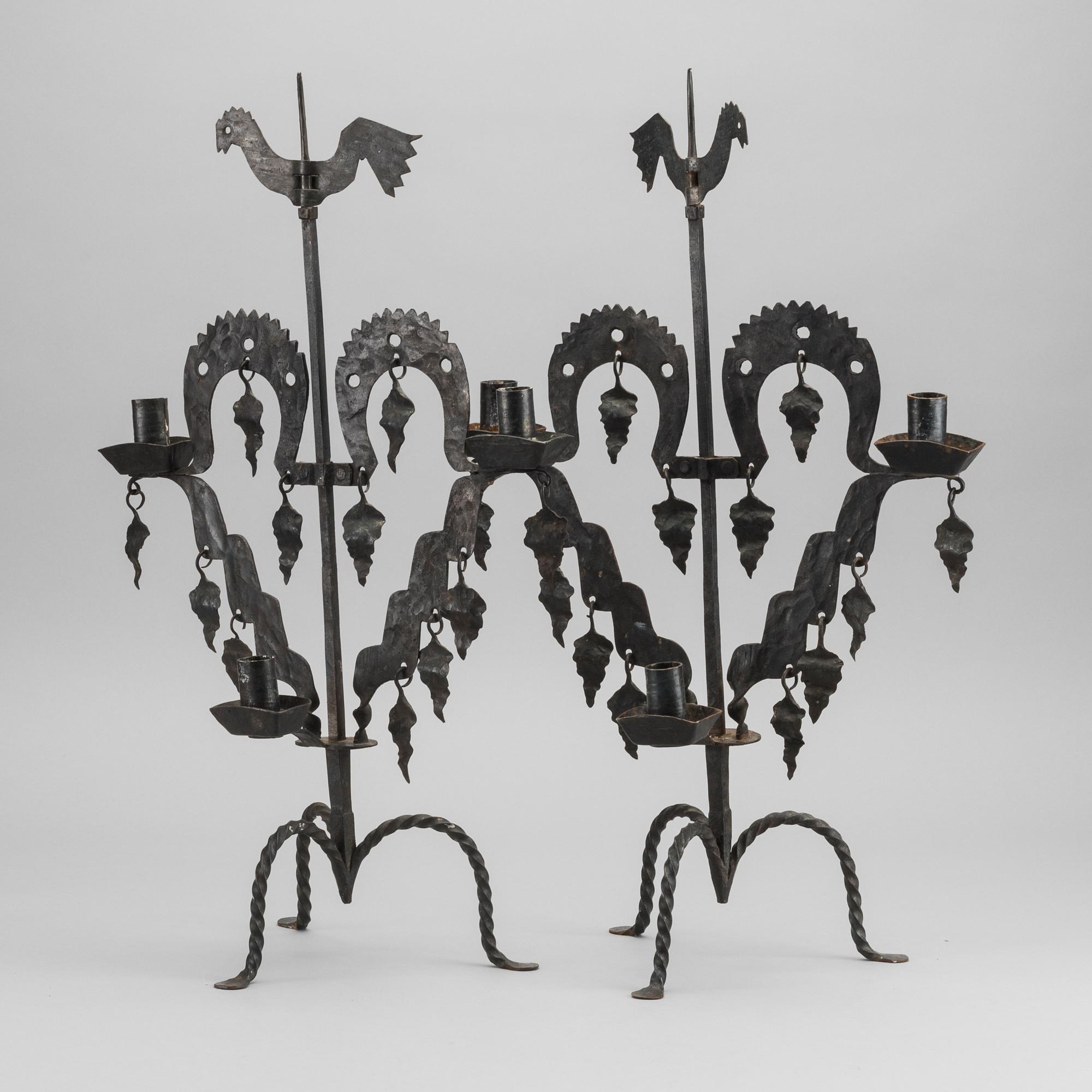 KANDELABRAR , 2 st  smide, "Tuppljusstake" Design Gustaf Ancarkrona, Käck & Hedbys, Leksand.