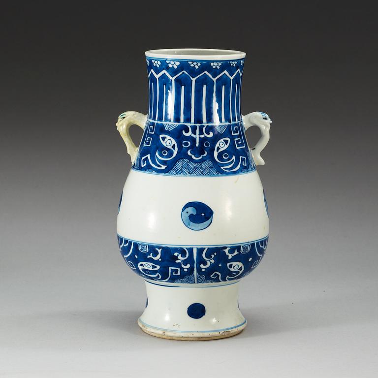 A blue and white vase, Qing dynasty, Kangxi (1662-1722).