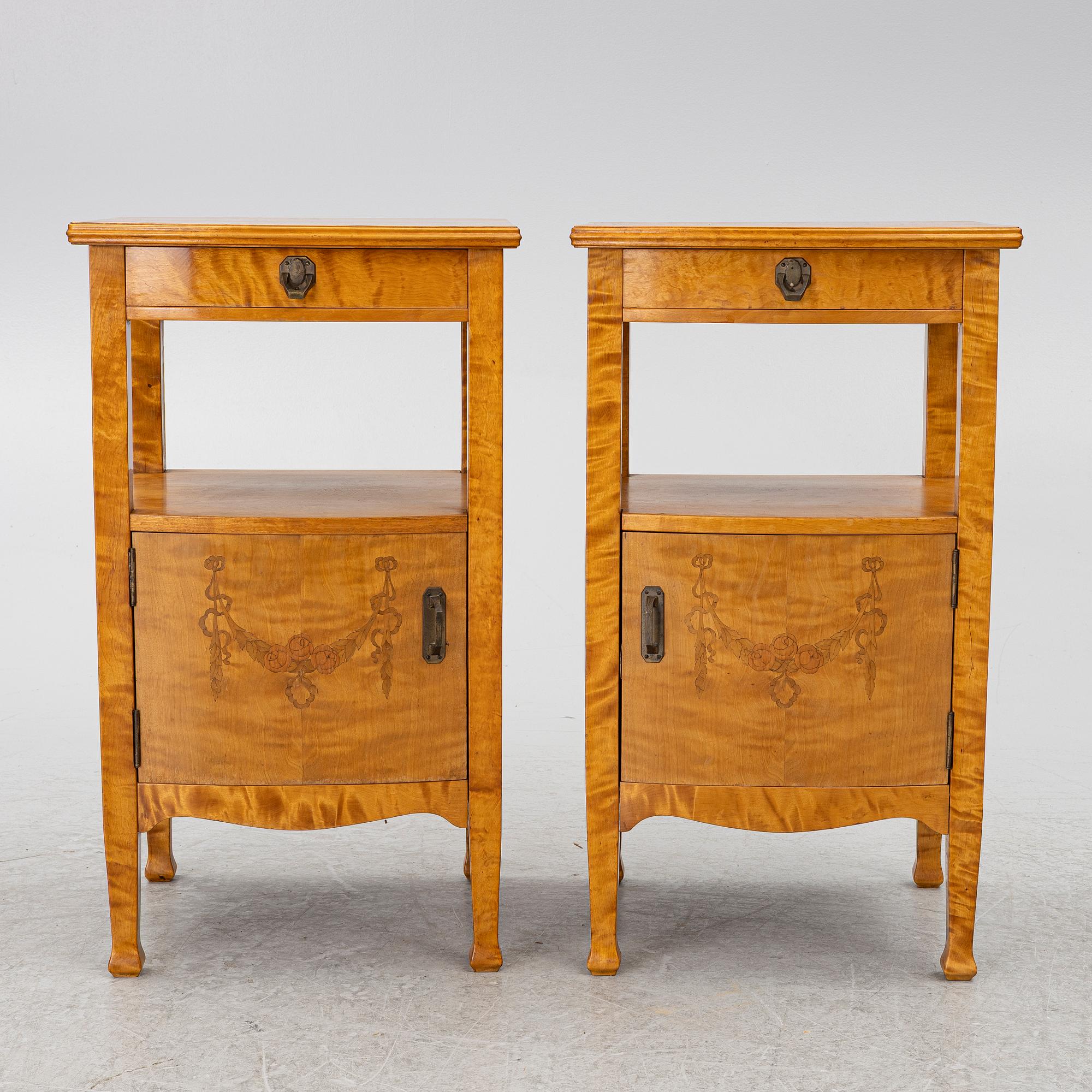 A pair of nightstands, ecarly 20th century.