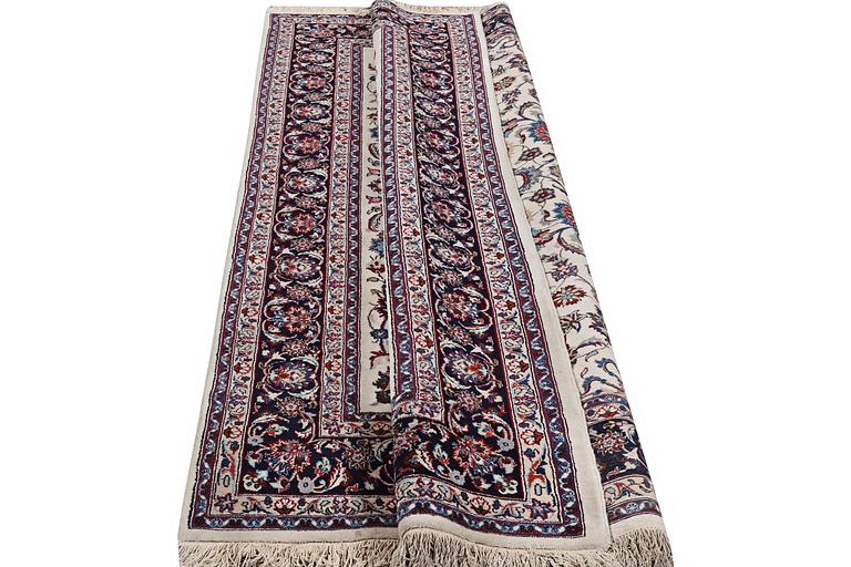 A carpet, Sarouk, part silk, c. 294 x 167 cm.