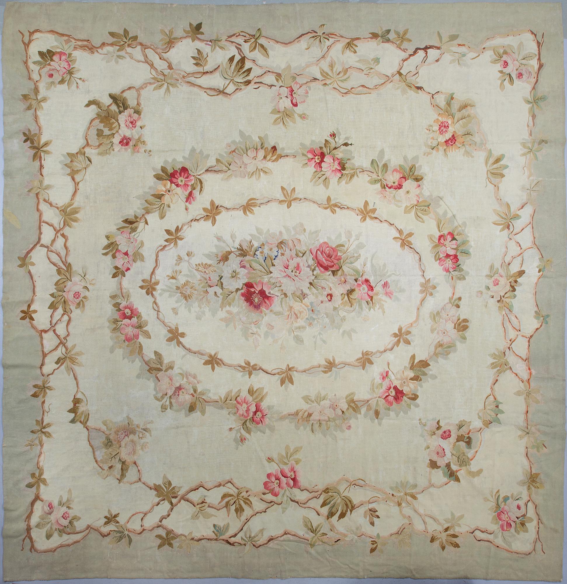 Matta, gobelängteknik, ca 385-387,5 x 391,5-404,5 cm, Aubusson, Frankrike 1800-tal.