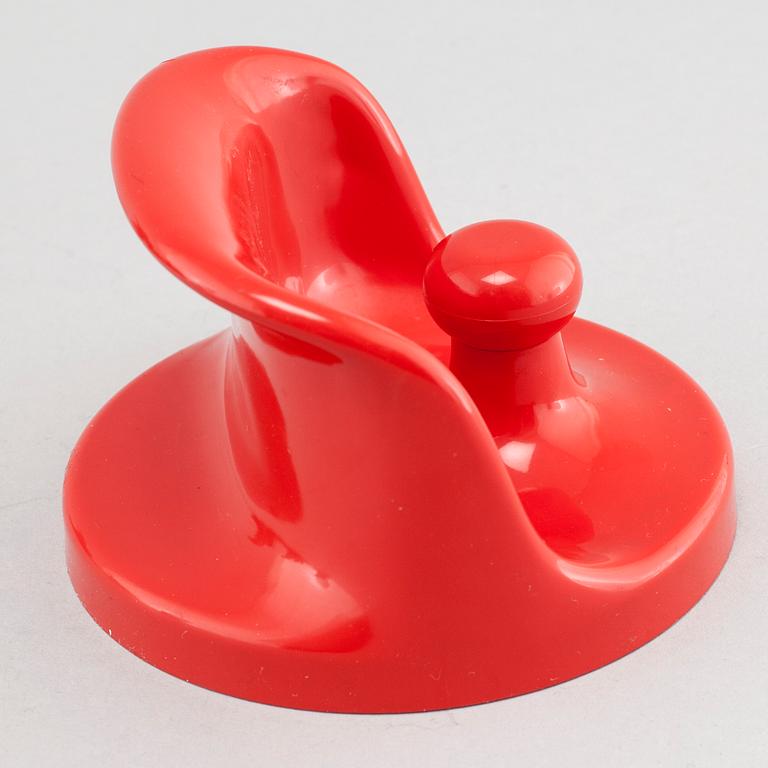 OLAF VON BOHR, 5 st klädkrokar, licenstillverkade av Husqvarna Borstfabrik för Kartell, 1970-tal.