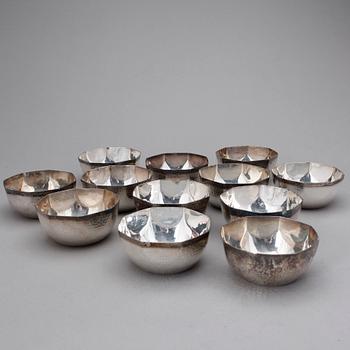 SKÅLAR, 12 st, sterling silver, K. Uyeda, Japan 1900-tal. Tot ca 1600 gram.