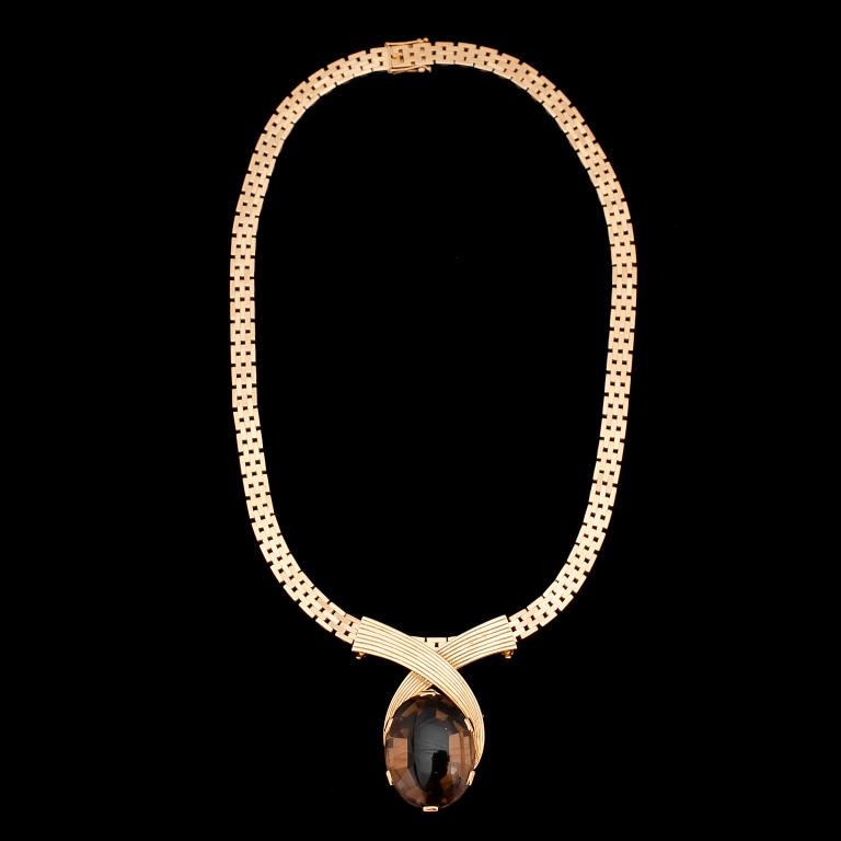 COLLIER, 18k guld med cabochonslipad rökkvarts, bl a Stockholm, 1962. Tot ca 80,3 g.