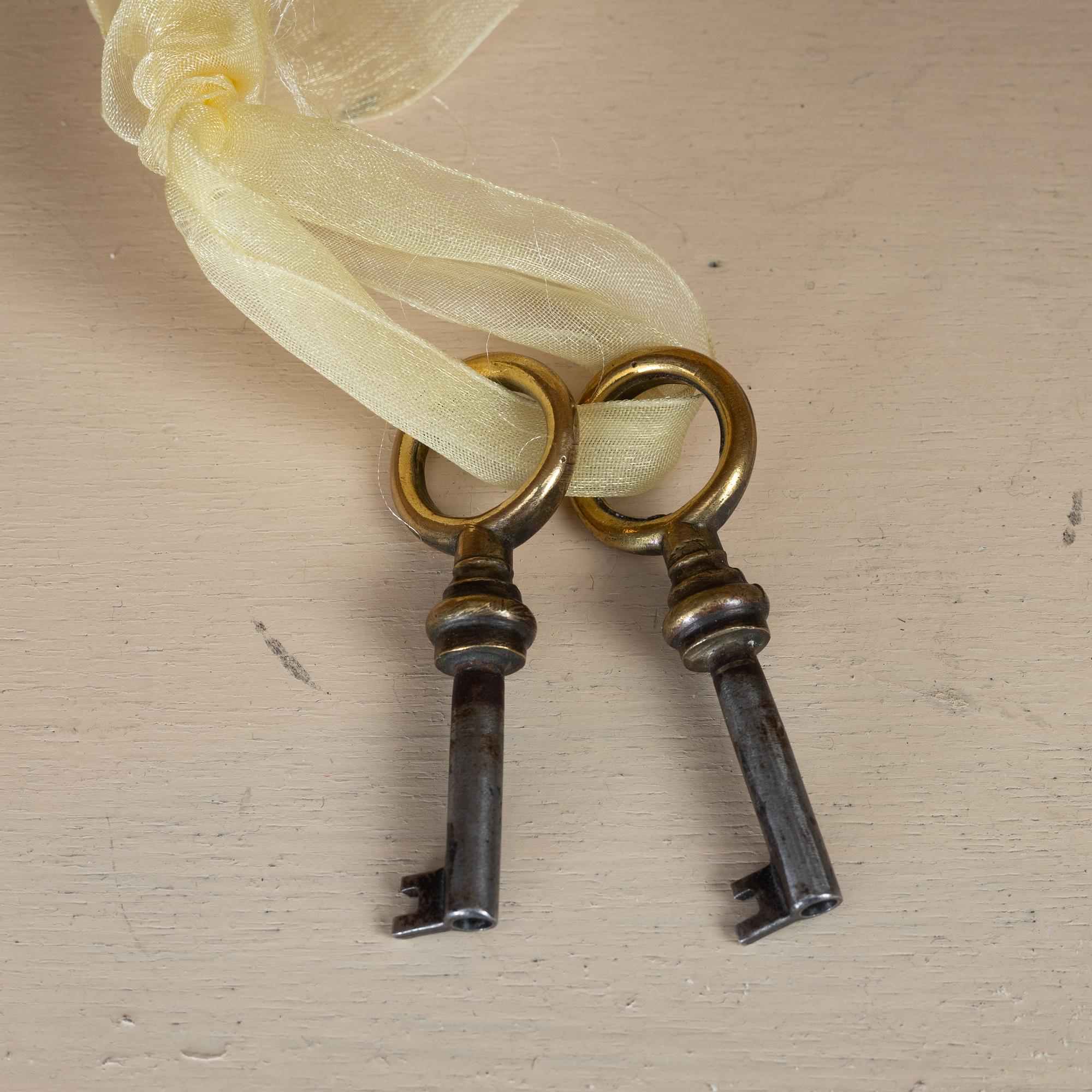 A Georgian style corner cabinet, 20th century.